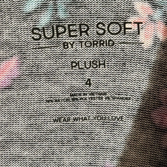 Torrid Super Soft Sharkbite Hem Floral Sweater Size 4 (26/28) - Picture 2 of 5